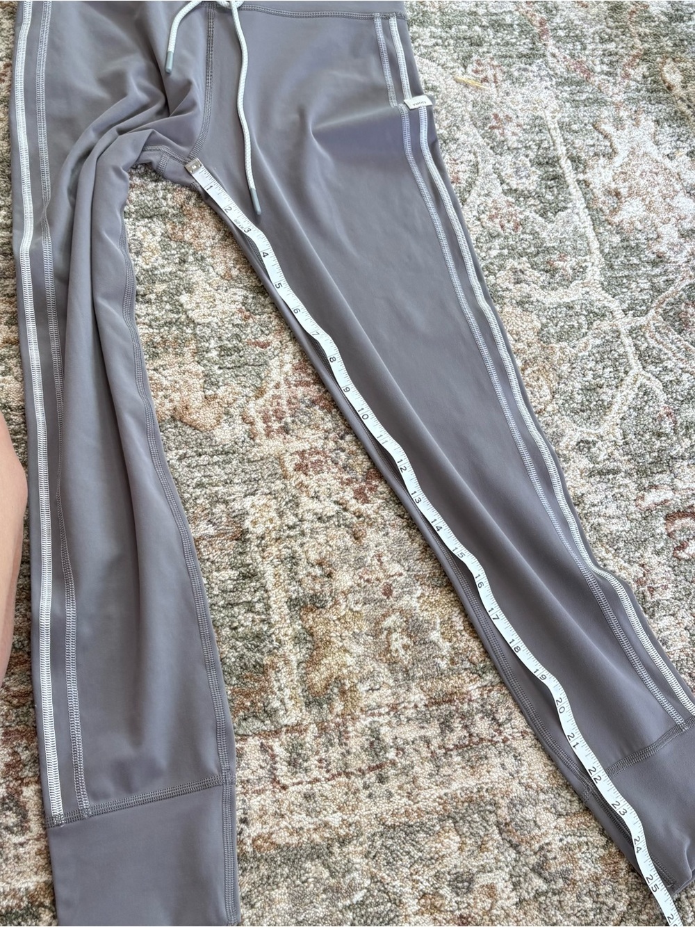 Vuori Daily Sport Legging Size Medium Smoke - Picture 8 of 10